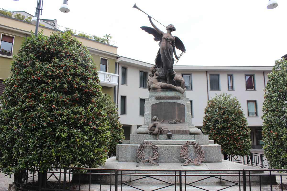 monumento ai caduti, opera isolata di Mazzucchelli Alfonso (attribuito) - ambito italiano (secondo quarto sec. XX)
