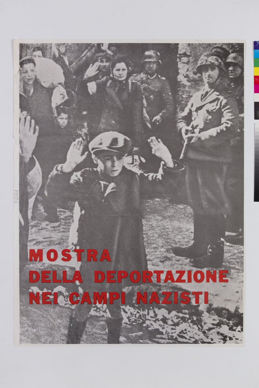 dettaglio di una fotografia del rastrellamento del ghetto di Varsavia, bambino a braccia alzate circondato da persone e militari con fucile (manifesto) - ambito italiano (XX)