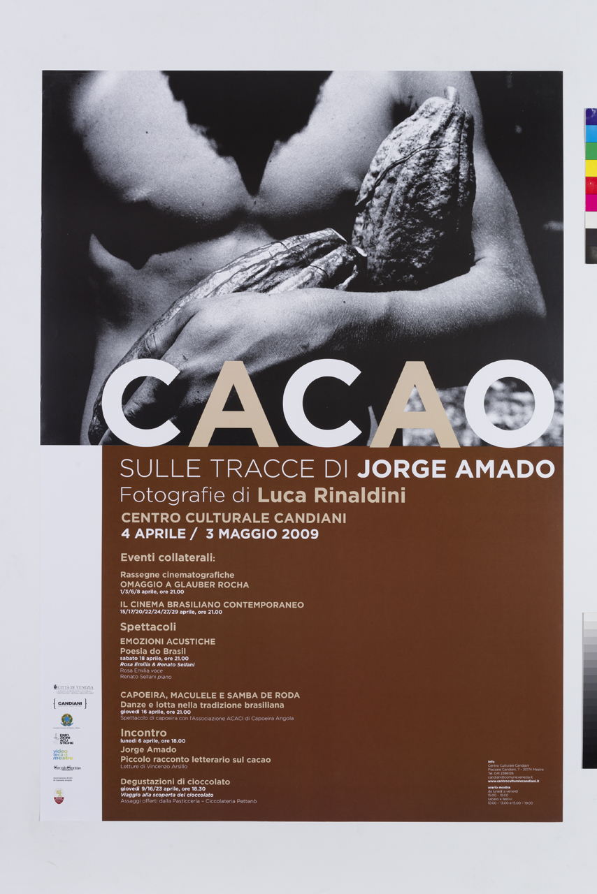 fotografia con uomo che sorregge frutti della pianta di cacao di Luca Rinaldini (manifesto) - ambito veneto (XXI)