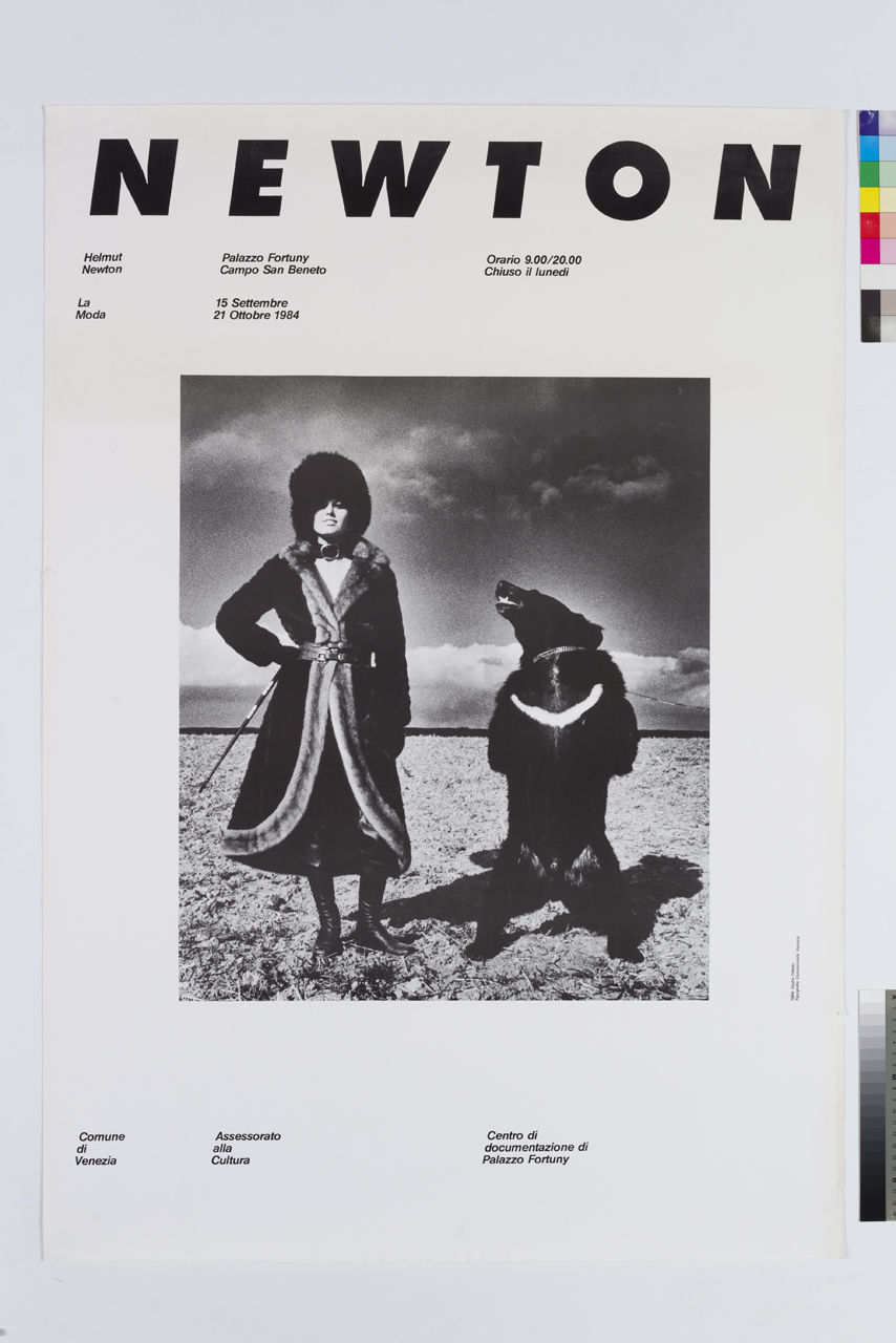 fotografia di Helmut Newton con donna in pelliccia e orso (manifesto) di Cittato Giulio (XX)