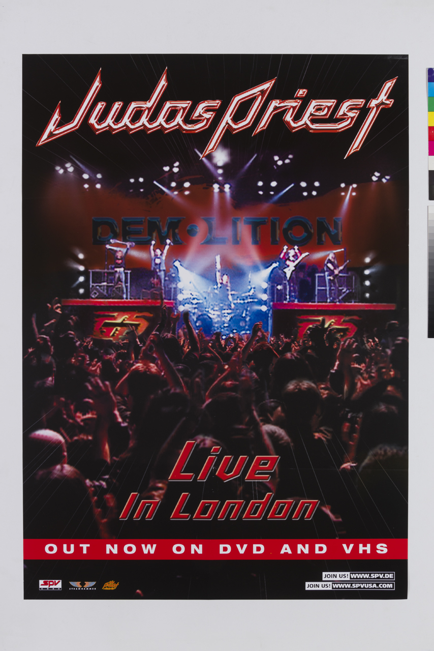 gruppo musicale Judas Priest sul palco e pubblco che applaude (manifesto) - ambito inglese (XXI)
