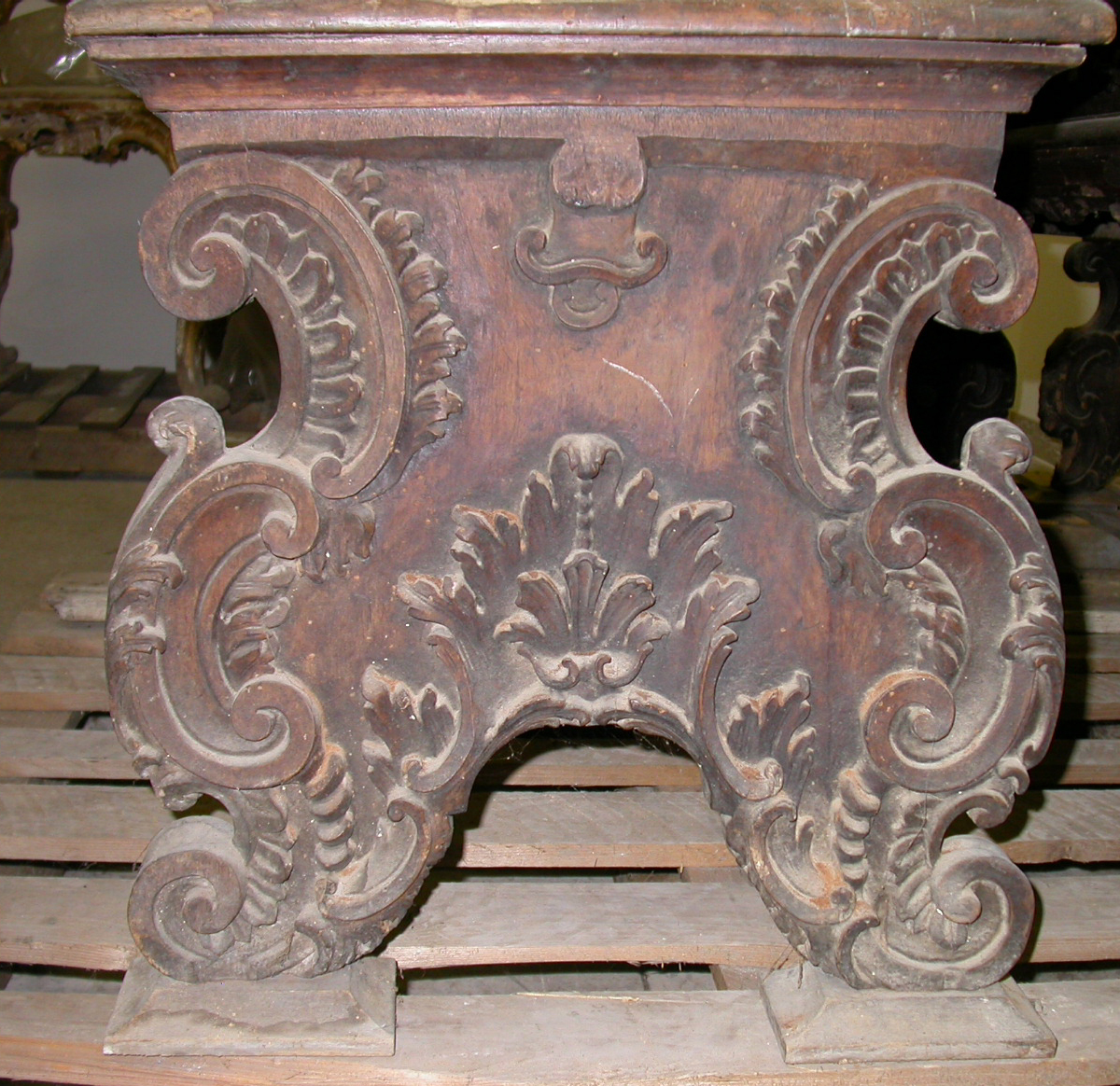 Insegne papali, Elementi decorativi da forme vegetali e conchiglia (panca con schienale) - bottega messinese (terzo quarto XVII)