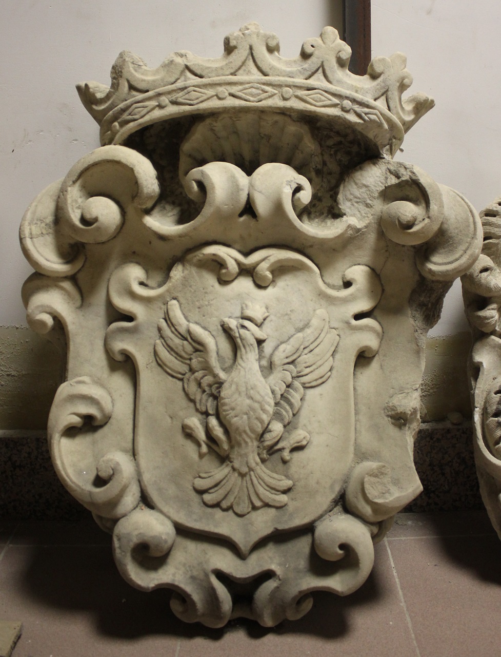 Scudo araldico figurato sormontato da corona e attorniato da volute (stemma nobiliare) - bottega messinese (XVII)