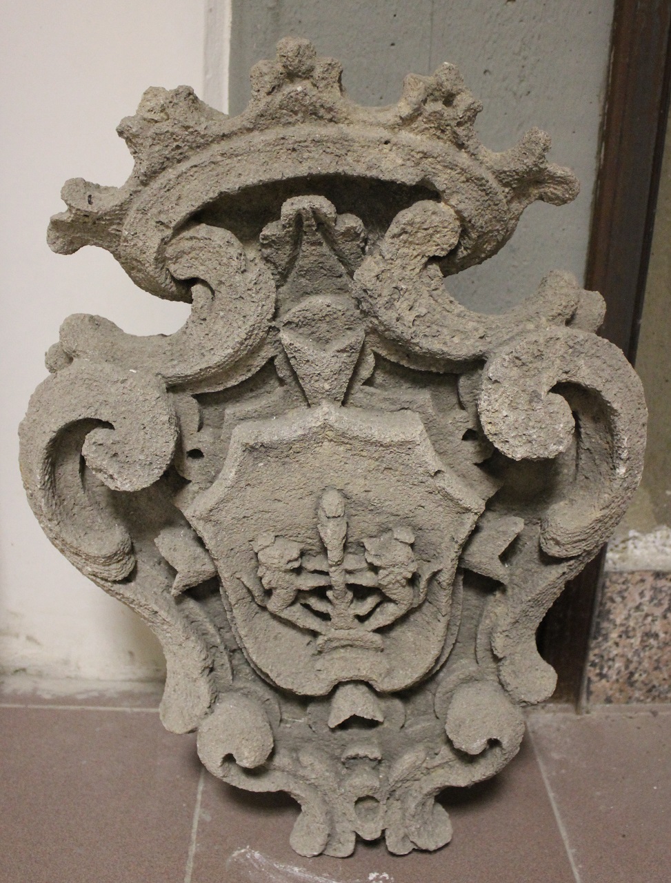 Scudo araldico figurato, sormontato da corona e attorniato da volute (stemma nobiliare) - bottega messinese (prima metà XVIII)