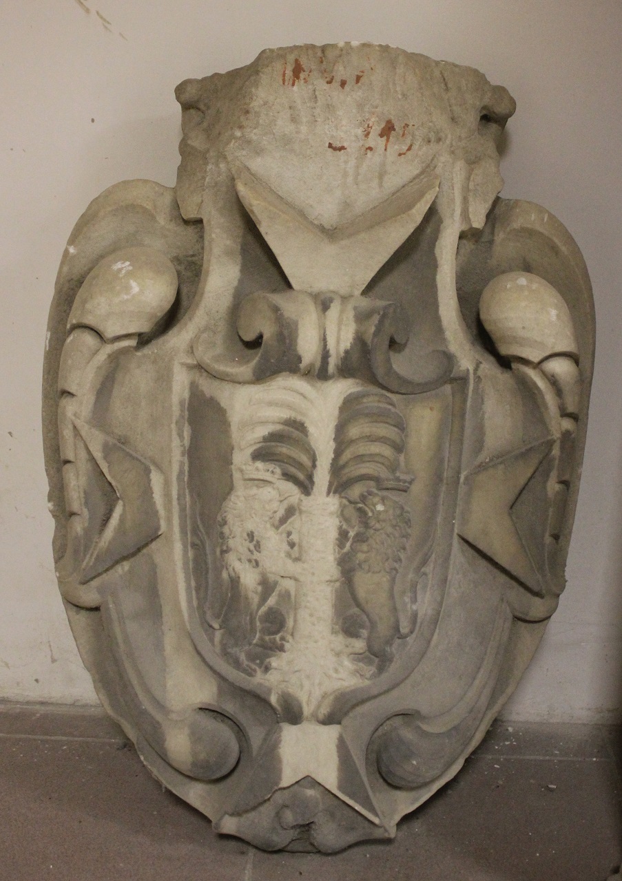 Scudo araldico figurato, accollato a croce di Malta e attorniato da volute (stemma nobiliare) - bottega messinese (XVII)
