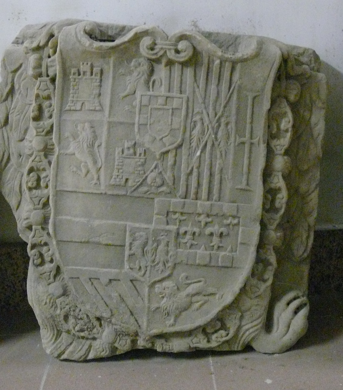 Scudo con stemma reale sul petto di aquila (scultura, frammento) - bottega messinese (XVII)