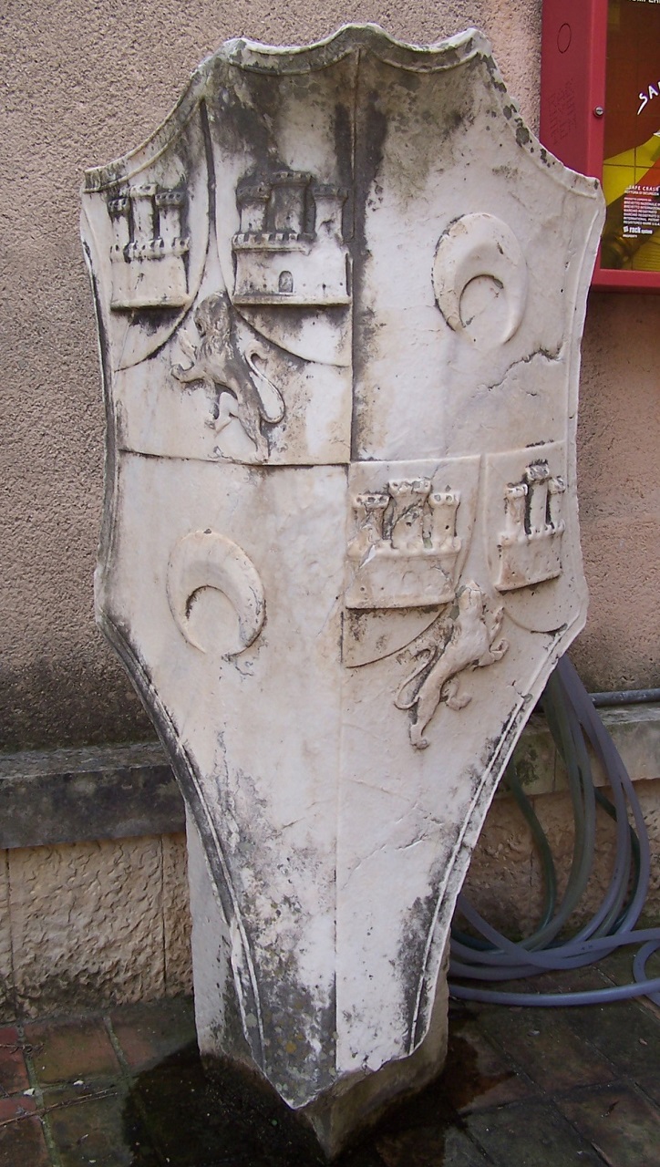 Scudo araldico con stemma nobiliare (scultura) - bottega messinese (inizio XVI)