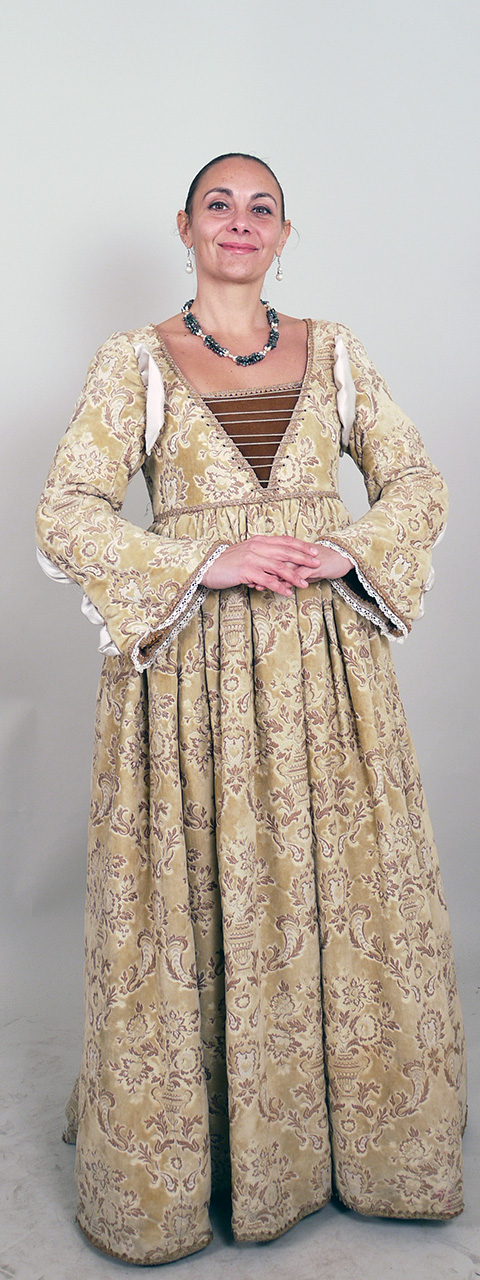 Madonna fiorentina (Costume femminile del Corteo storico della Repubblica Fiorentina/ Madonna Fiorentina, Natività SMN Ghirlandaio, Costume confezionato per fini di rievocazione storica, ABBIGLIAMENTO E ORNAMENTI DEL CORPO/ VESTIMENTI) di Sartoria antonietta (laboratorio)