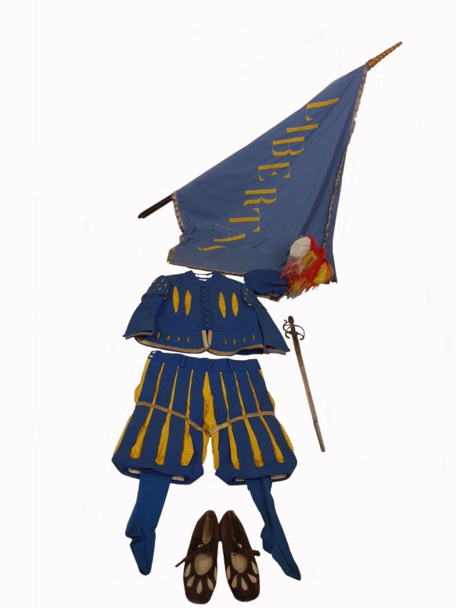 Bandiera dei Priori della Libertà del Gruppo dei Cinque Bandierai della Repubblica di Firenze (Costume maschile del Corteo Storico della Repubblica Fiorentina / Bandiera dei Priori della Libertà, Costume realizzato per fini di rievocazione storica, ABBIGLIAMENTO E ORNAMENTI DEL CORPO/ VESTIMENTI) - manifattura toscana