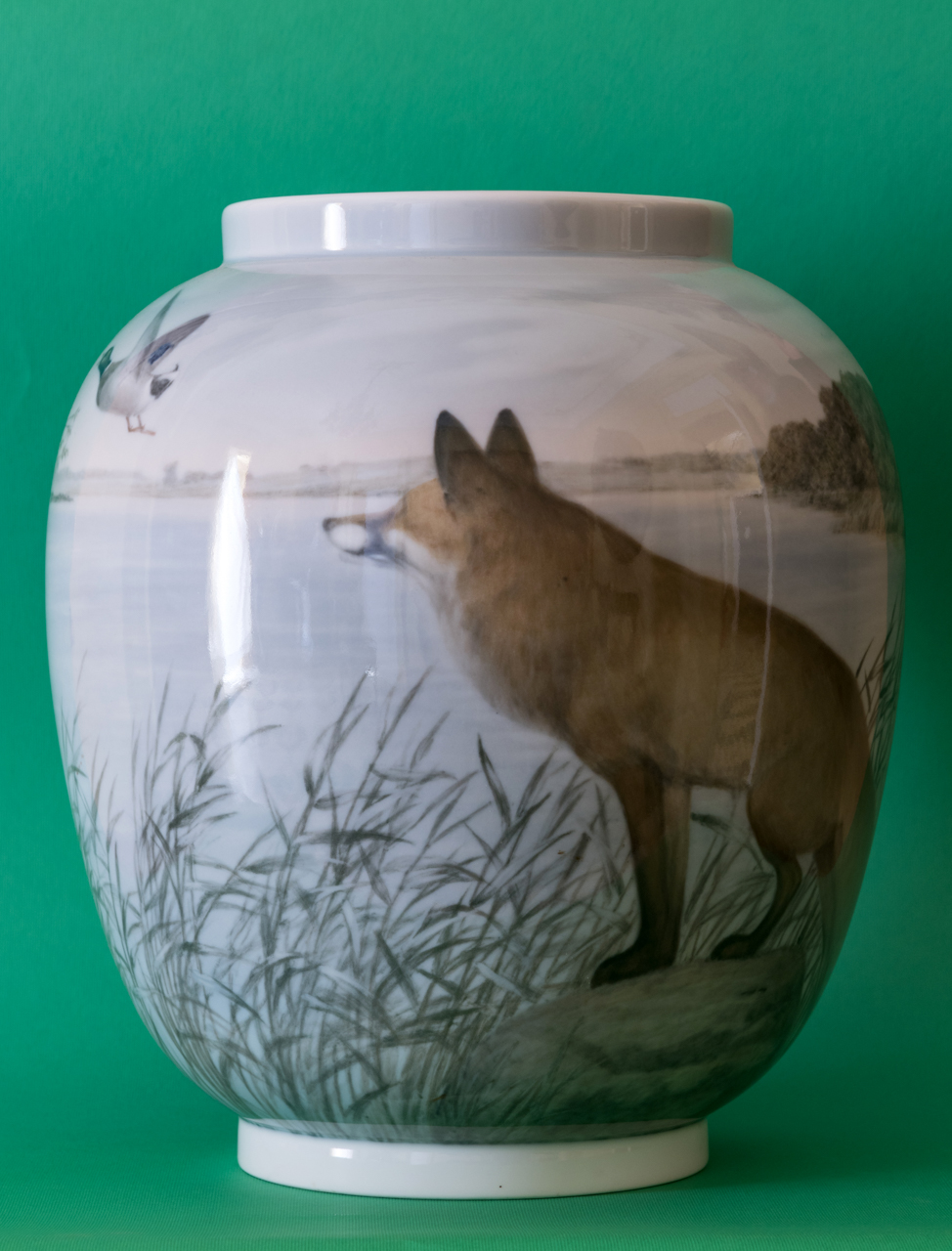 paesaggio lacustre con volpe (vaso, opera isolata) di Bing & Grondahl (scuola), Jensen, Sophus (attribuito) - produzione danese, ambito danese (prima metà XX)