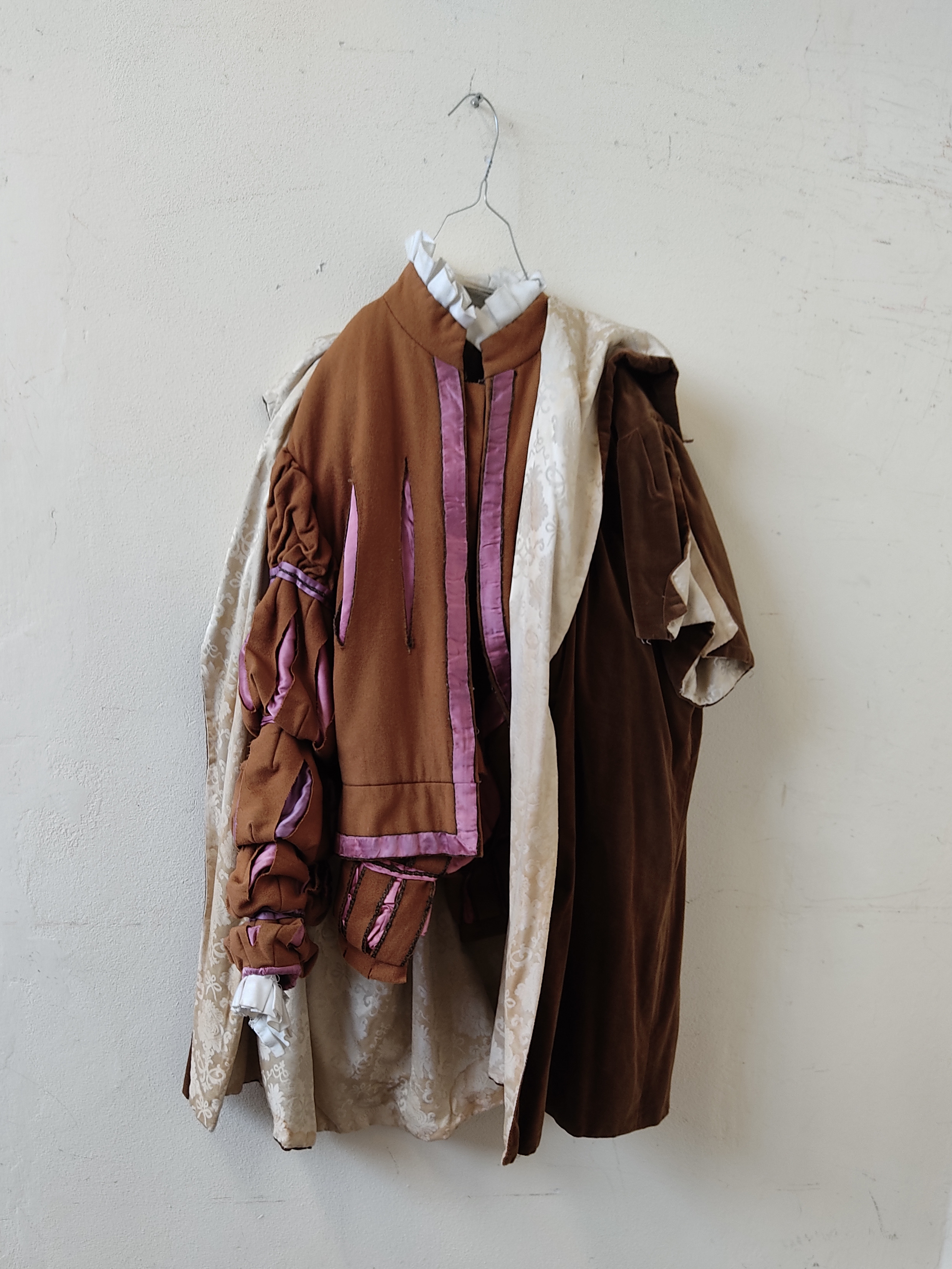 Nobile Commissario per il Quartiere di Santo Spirito (Costume maschile del Corteo Storico della Repubblica Fiorentina / Nobile Commissario per il Quartiere di Santo Spirito, Costume realizzato per fini di rievocazione storica, ABBIGLIAMENTO E ORNAMENTI DEL CORPO/ VESTIMENTI) di non noto (laboratorio) - manifattura fiorentina