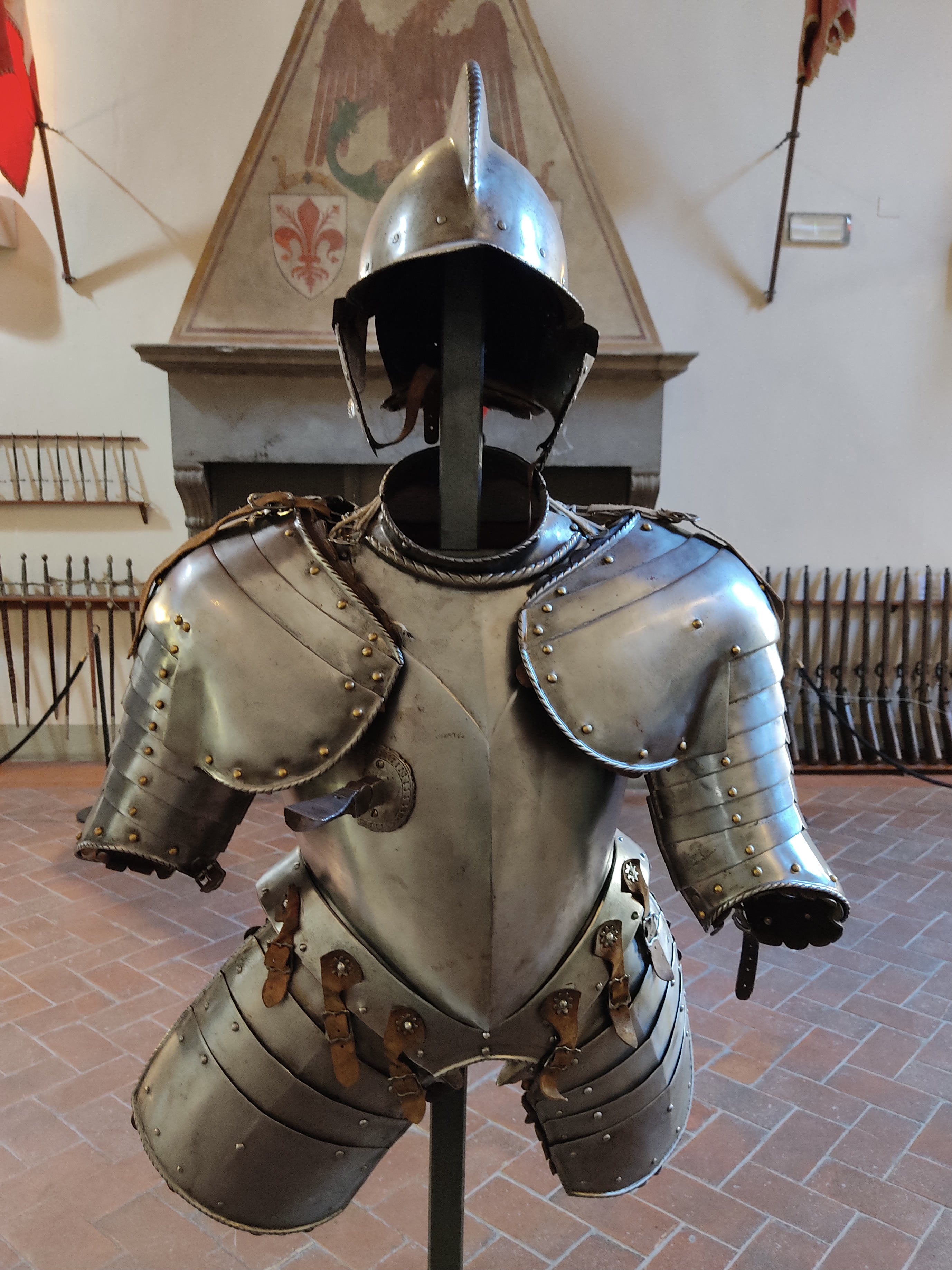 Sergente degli Otto di Guardia e Balia (Costume maschile del Corteo Storico della Repubblica Fiorentina / Sergente degli Otto di Guardia e Balia/ Armatura, Armatura confezionata per fini di rievocazione storica, STRUMENTI E ACCESSORI/ ARMI E ARMATURE) di Roberto Rosati - manifattura fiorentina