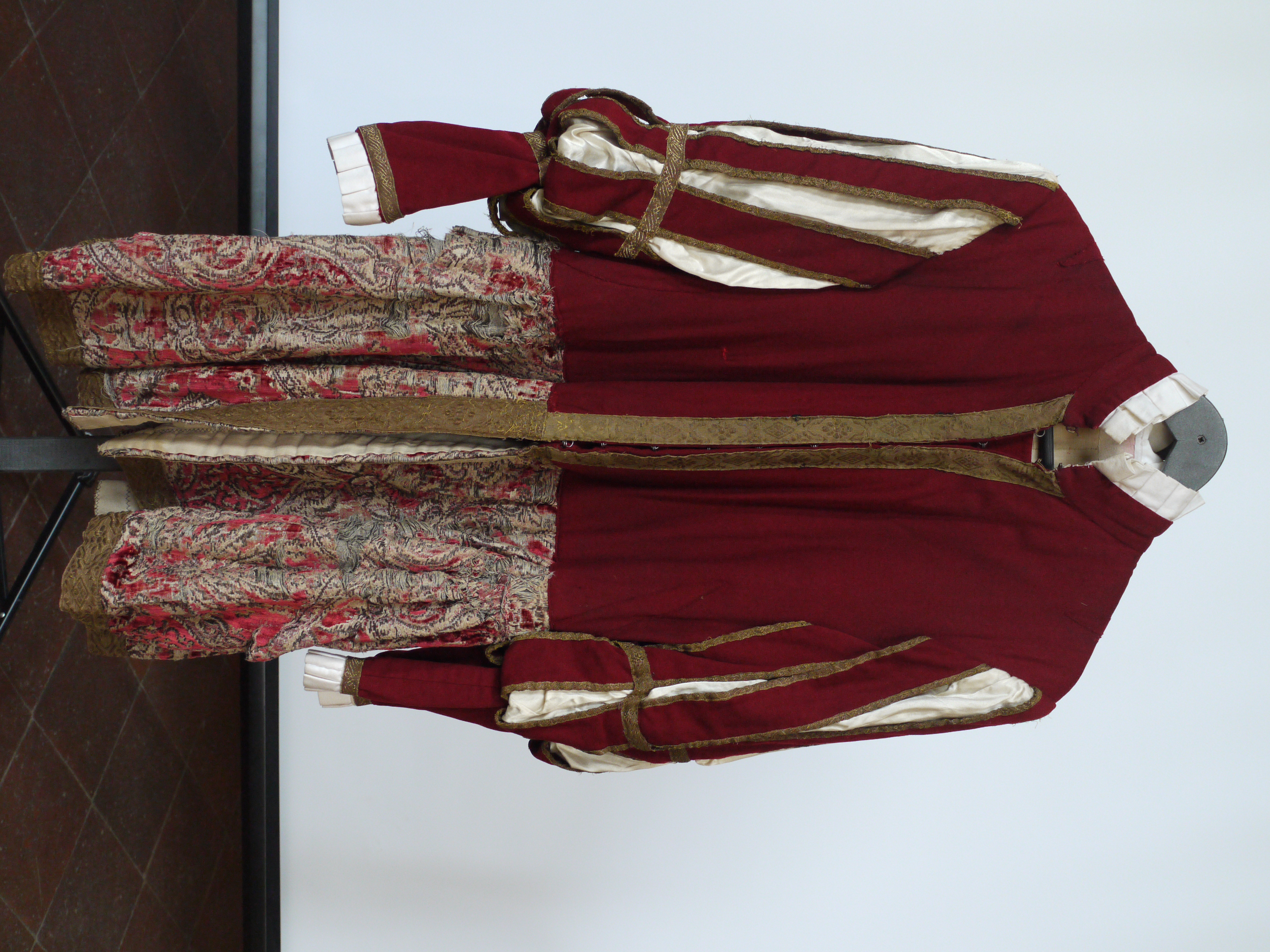 Capitano delle Bande a Cavallo (Costume maschile del Corteo Storico della Repubblica Fiorentina / Capitano delle Bande a Cavallo, Costume realizzato per fini di rievocazione storica, ABBIGLIAMENTO E ORNAMENTI DEL CORPO/ VESTIMENTI) di non noto (laboratorio) - manifattura fiorentina