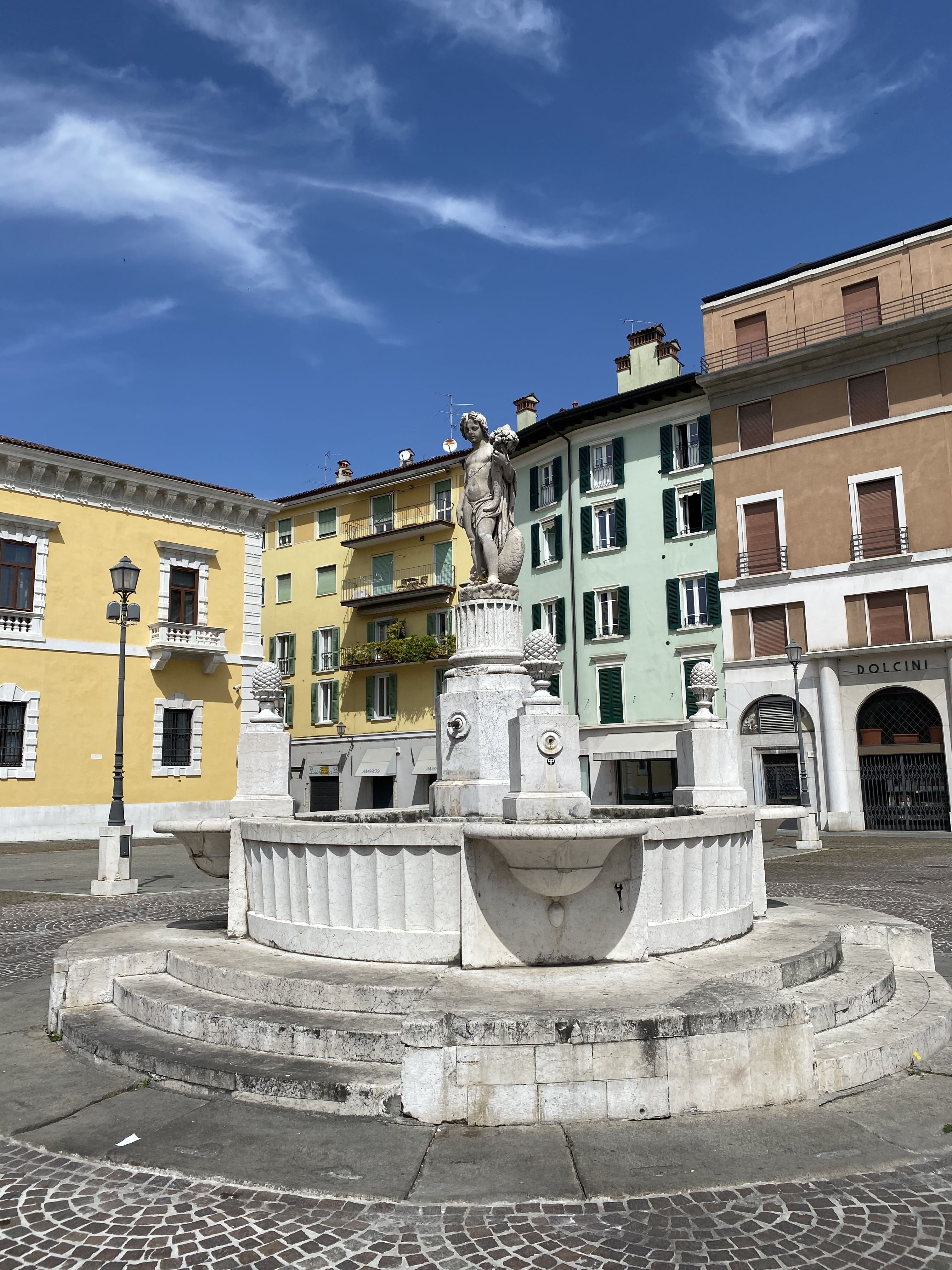 Fontana di Piazza del Mercato (fontana) - Brescia (BS)  <br>Condizioni d'uso: <a class='link-esterno' href='https://docs.italia.it/italia/icdp/icdp-pnd-circolazione-riuso-docs/it/v1.0-giugno-2022/testo-etichetta-BCS.html' target='_bcs'>Beni Culturali Standard (BCS)</a>
