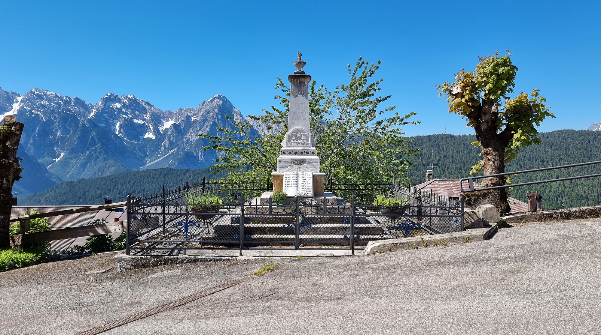 trofeo di armi (monumento ai caduti - ad obelisco, opera isolata) di Bergamasco Mansueto (bottega) (primo quarto XX)