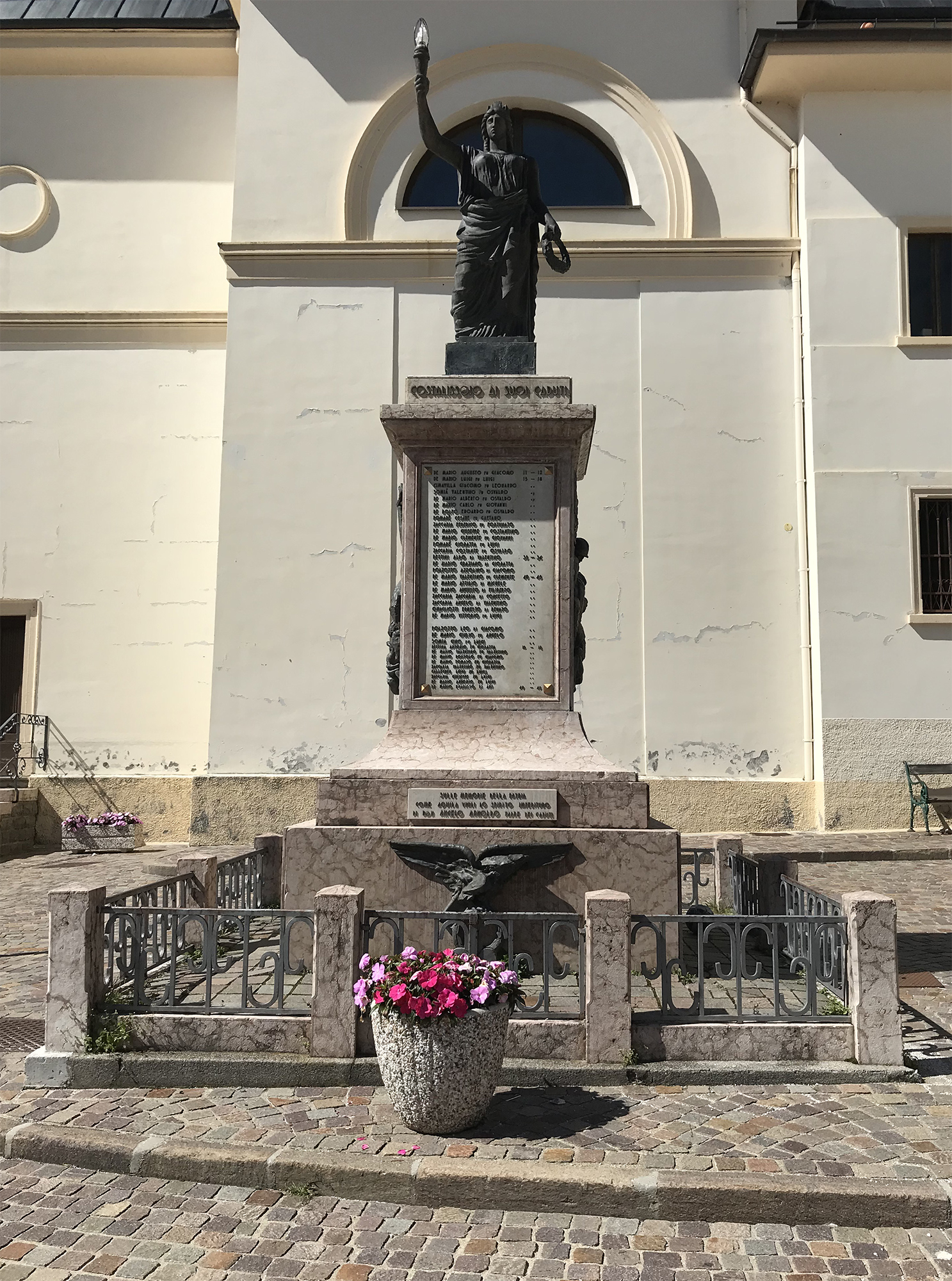 allegoria della Patria (monumento ai caduti - a cippo, opera isolata) di Murer Augusto - ambito veneto (metà XX)