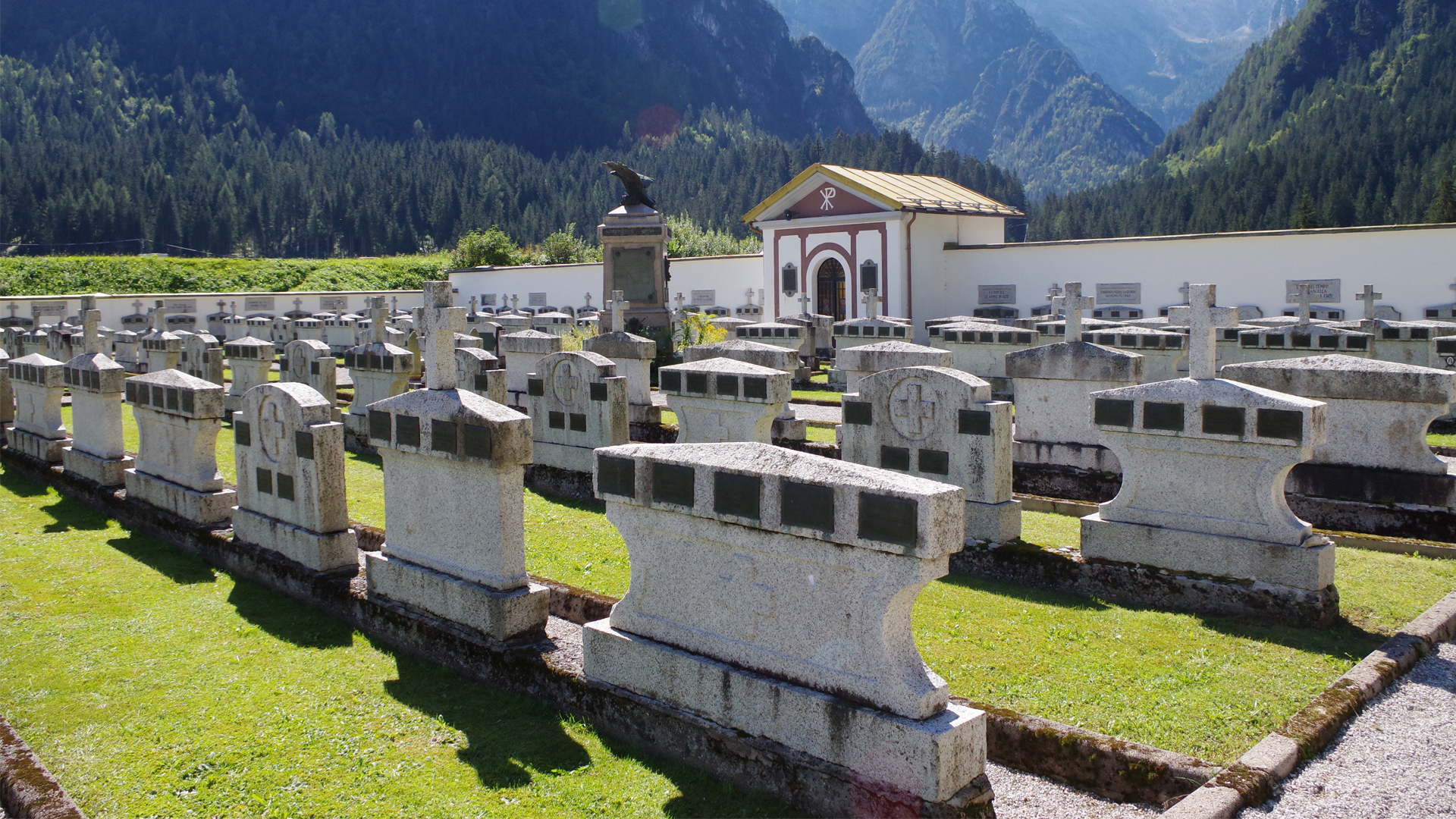 Cimitero Militare Monumentale “Adriano Lobetti Bodoni” (cimitero, monumentale) - Santo Stefano di Cadore (BL)  <br>Condizioni d'uso: <a class='link-esterno' href='https://docs.italia.it/italia/icdp/icdp-pnd-circolazione-riuso-docs/it/v1.0-giugno-2022/testo-etichetta-BCS.html' target='_bcs'>Beni Culturali Standard (BCS)</a>