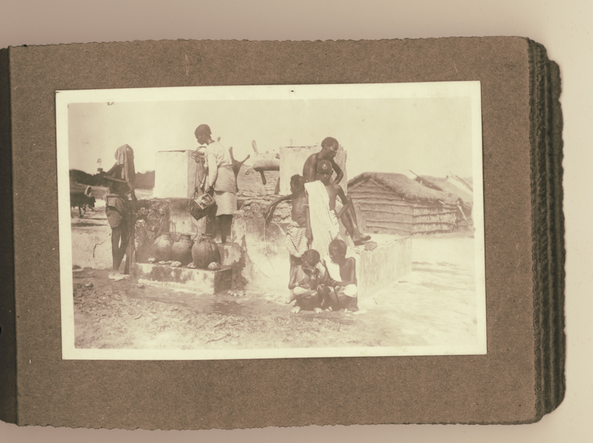 Ritratto Fotografico, Popoli Coloniali, Insediamenti, Uomini, Bambini (positivo, elemento-parte componente) di Zanini, F (attribuito) (primo quarto XX)