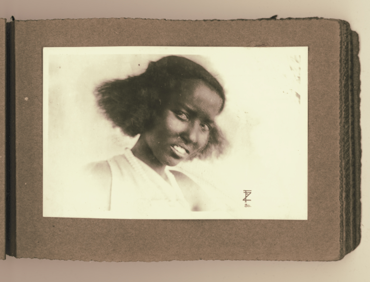 Ritratto Fotografico, Popoli Coloniali, Donne Africane (positivo, elemento-parte componente) di Zanini, F (attribuito) (primo quarto XX)