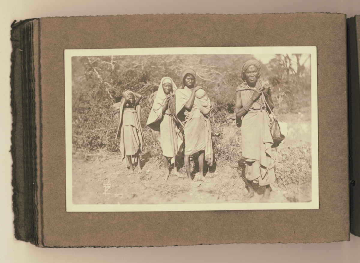 Ritratto Fotografico, Popoli Coloniali, Donne Africane (positivo, elemento-parte componente) di Zanini, F (attribuito) (primo quarto XX)