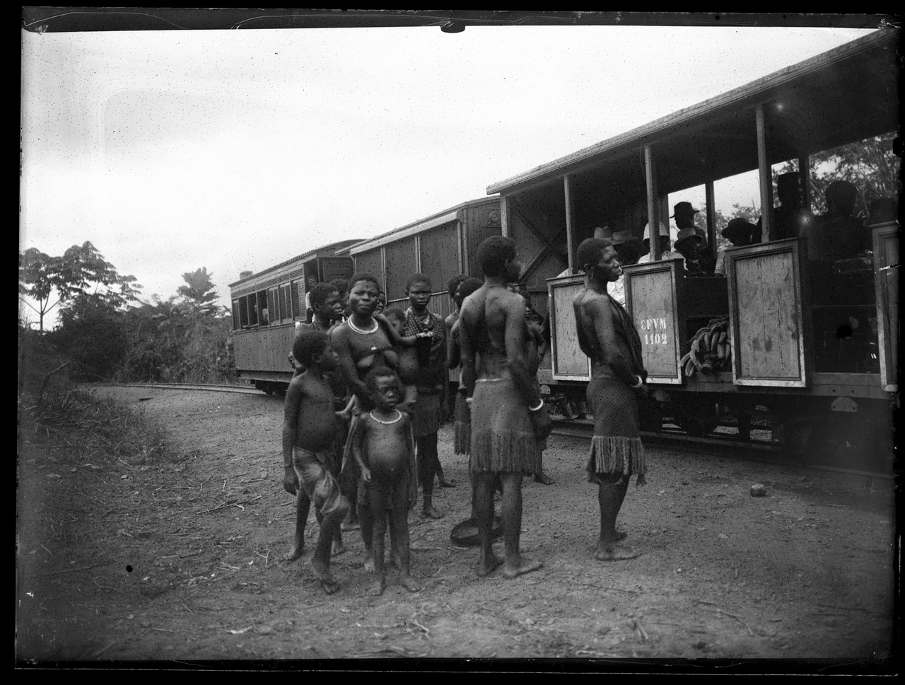 Fotografia coloniale, Colonie belghe, Popoli coloniali, Edilizia civile, Ferrovie, Binari (negativo) di Giuseppe Carlo Sesti (fine/ inizio XIX-XX)