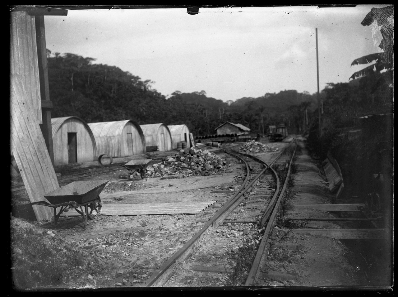 Fotografia coloniale, Colonie belghe, Edilizia coloniale, Ferrovie, Binari (negativo) di Giuseppe Carlo Sesti (fine/ inizio XIX-XX)