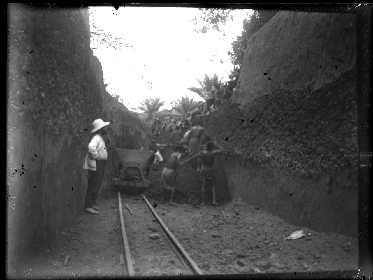 Fotografia coloniale, Colonie belghe, Popoli coloniali, Edilizia civile, Ferrovie, Binari (negativo) di Giuseppe Carlo Sesti (fine/ inizio XIX-XX)