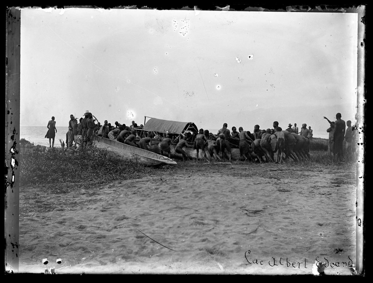Fotografia coloniale, Colonie belghe, Popoli coloniali, Acque interne, Laghi, Imbarcazioni (negativo) di Giuseppe Carlo Sesti (fine/ inizio XIX-XX)