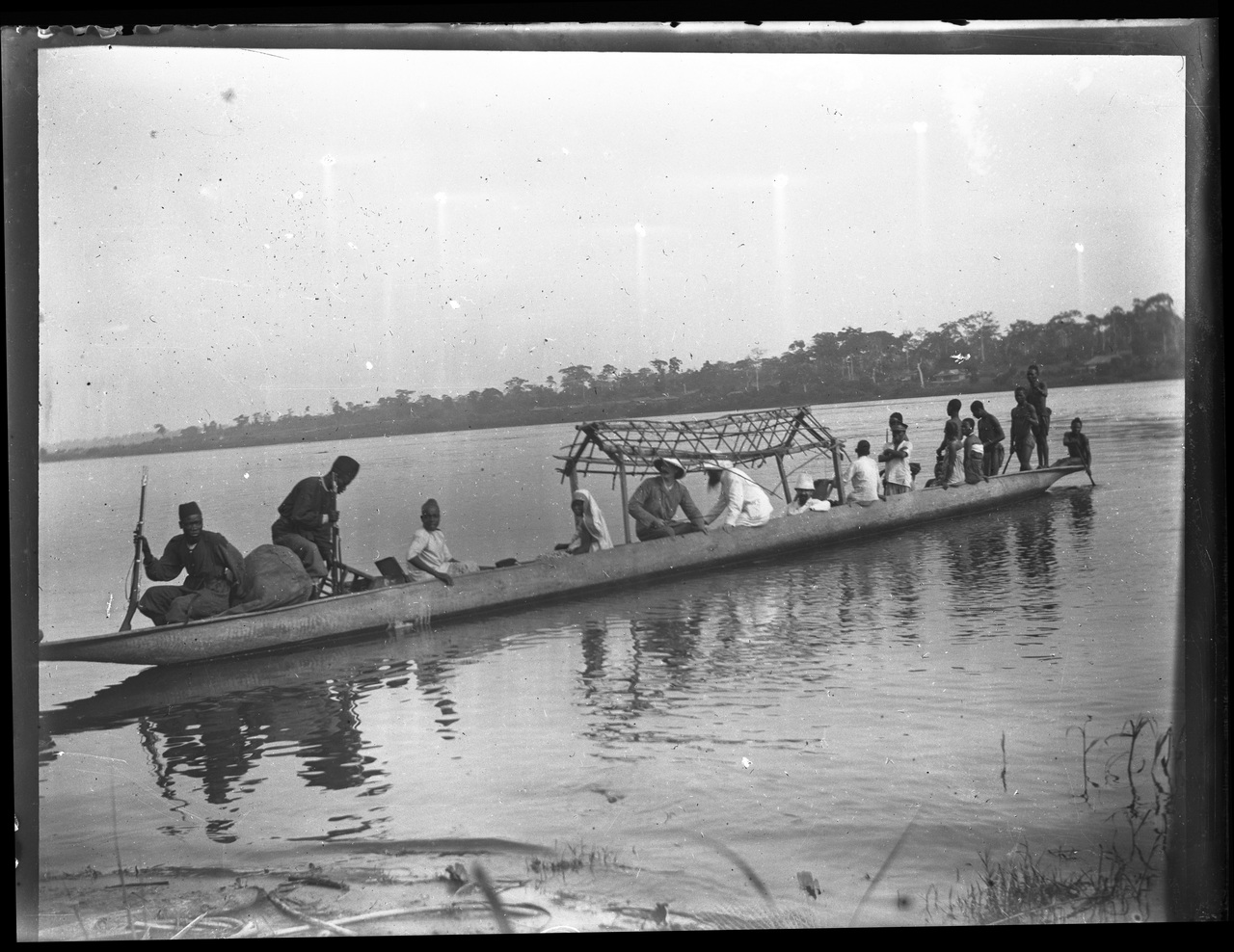 Fotografia coloniale, Colonie belghe, Popoli coloniali, Imbarcazioni, Acque interne (negativo) di Giuseppe Carlo Sesti (fine/ inizio XIX-XX)