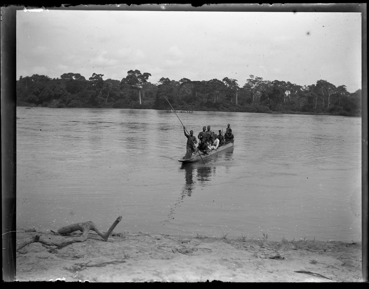 Fotografia coloniale, Colonie belghe, Popoli coloniali, Imbarcazioni, Acque interne (negativo) di Giuseppe Carlo Sesti (fine/ inizio XIX-XX)