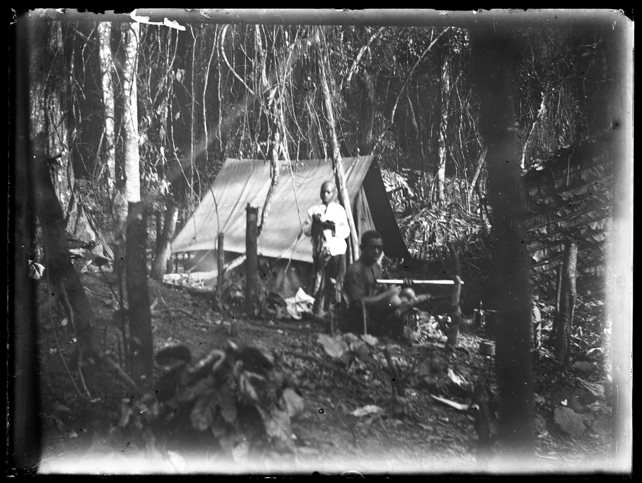 Fotografia coloniale, Colonie belghe, Popoli coloniali, Insediamenti, Uomo (negativo) di Giuseppe Carlo Sesti (fine/ inizio XIX-XX)