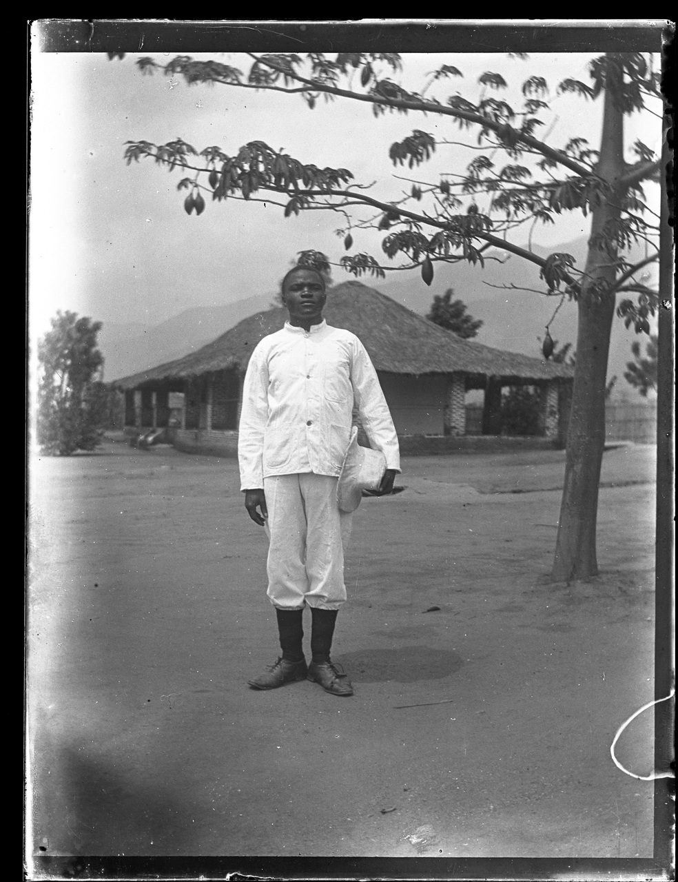 Fotografia coloniale, Colonie belghe, Popoli coloniali, Uomo (negativo) di Giuseppe Carlo Sesti (fine/ inizio XIX-XX)