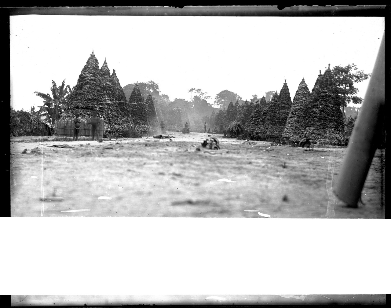 Fotografia coloniale, Colonie belghe, Insediamenti, Abitazioni (negativo) di Giuseppe Carlo Sesti (fine/ inizio XIX-XX)