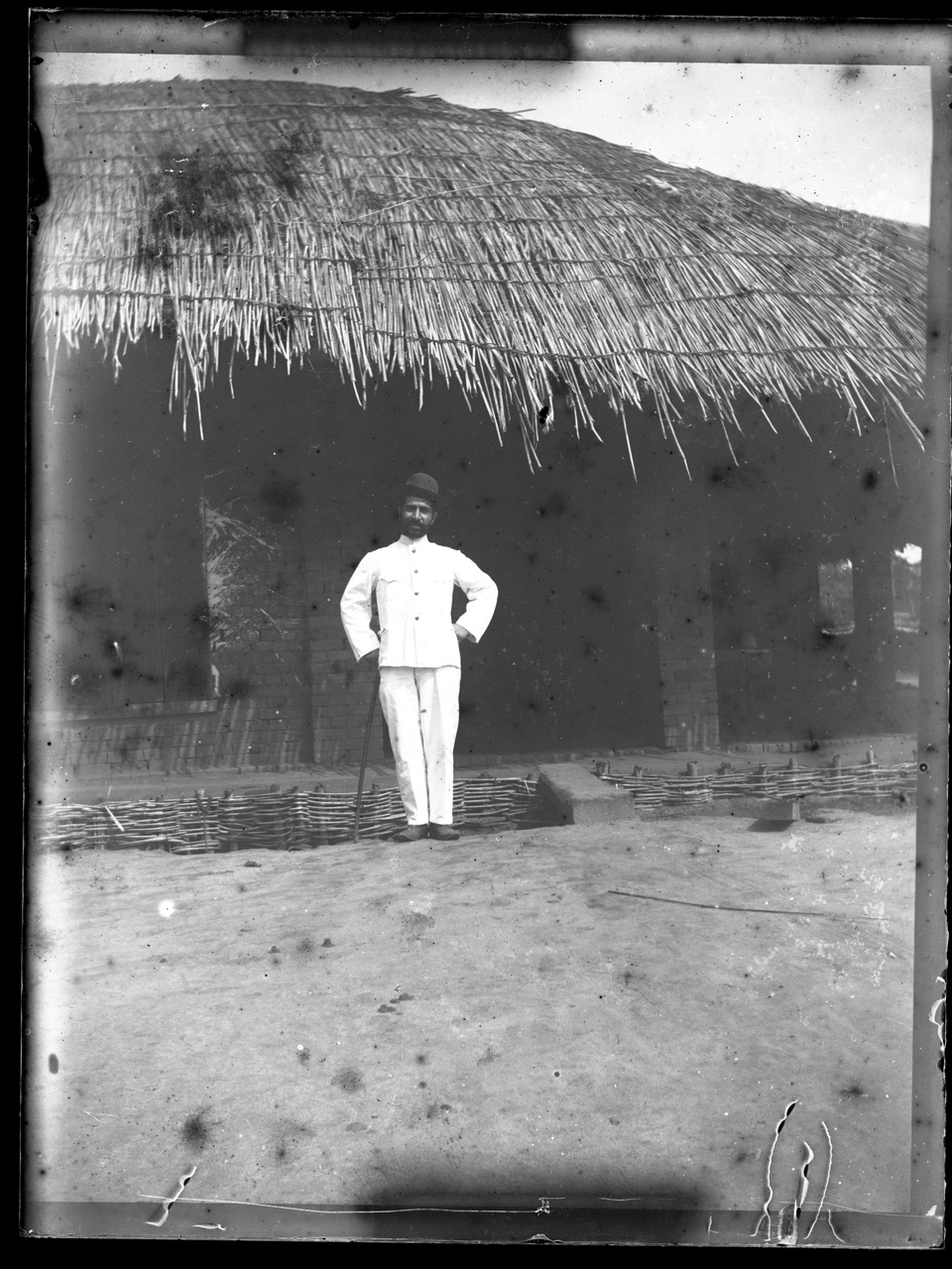 Fotografia coloniale, Colonie belghe, Uomo (negativo) di Giuseppe Carlo Sesti (fine/ inizio XIX-XX)