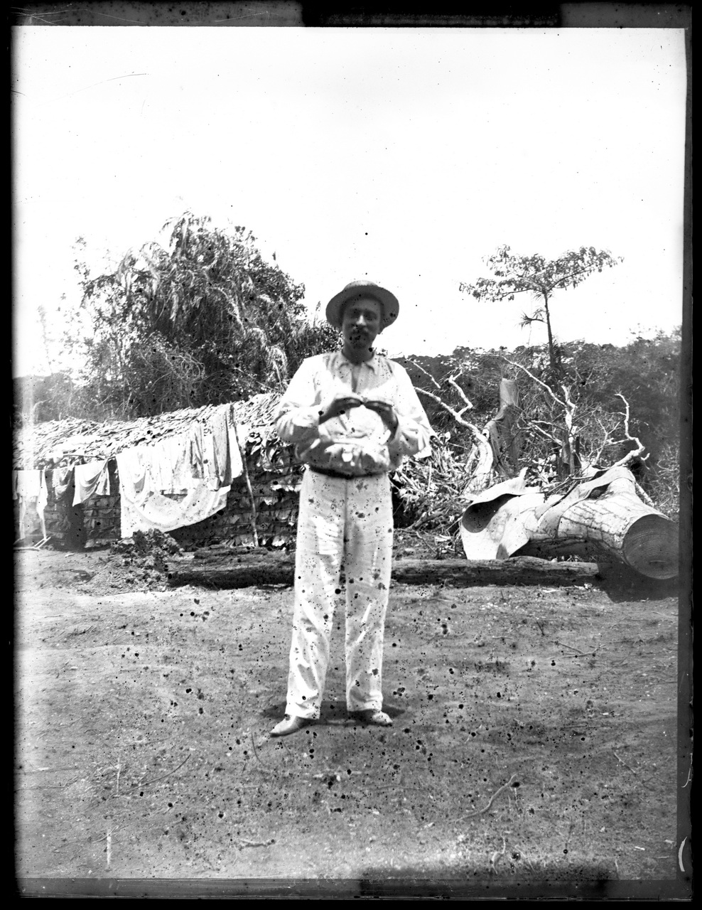 Fotografia coloniale, Colonie belghe, Uomo (negativo) di Giuseppe Carlo Sesti (fine/ inizio XIX-XX)