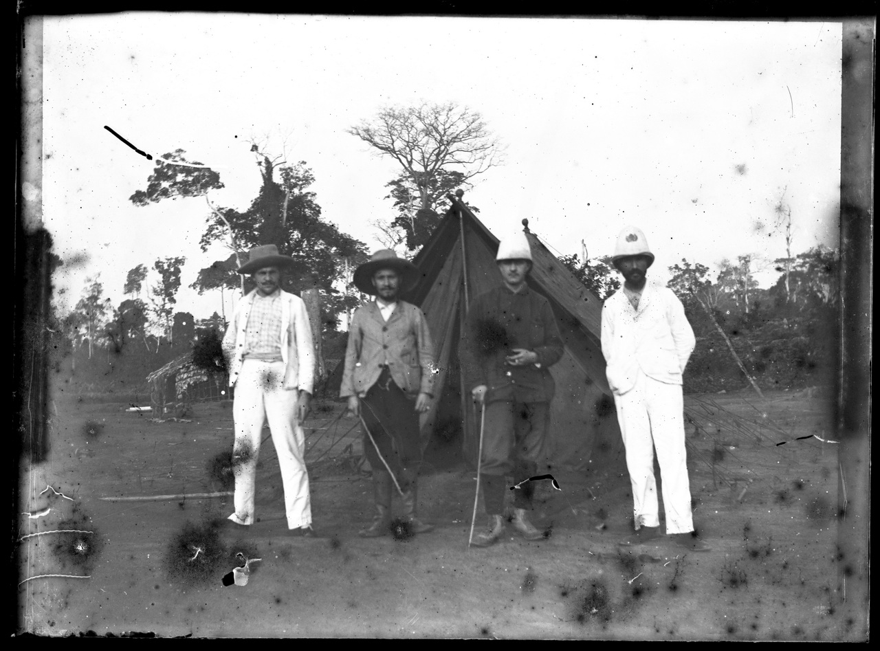 Fotografia coloniale, Colonie belghe, Uomo (negativo) di Giuseppe Carlo Sesti (fine/ inizio XIX-XX)