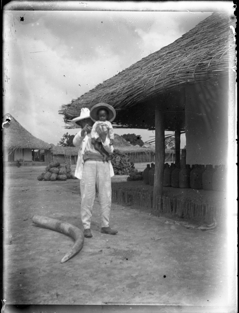 Fotografia coloniale, Colonie belghe, Uomo, Bambini (negativo) di Giuseppe Carlo Sesti (fine/ inizio XIX-XX)