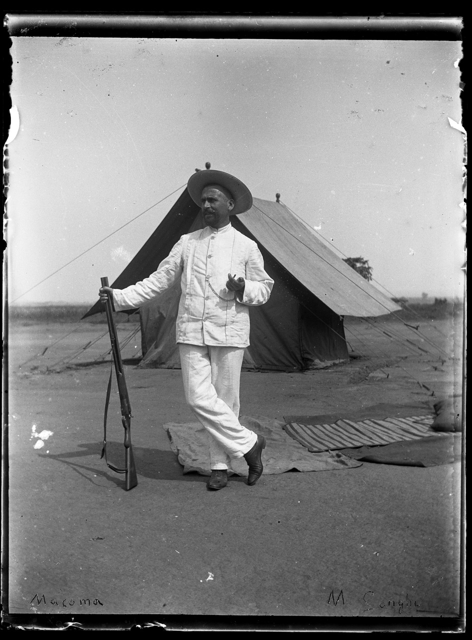 Fotografia coloniale, Colonie belghe, Uomo (negativo) di Giuseppe Carlo Sesti (fine/ inizio XIX-XX)