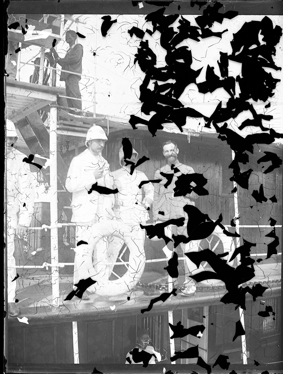 Fotografia coloniale, Colonie belghe, Uomini, Imbarcazioni (negativo) di Giuseppe Carlo Sesti (fine/ inizio XIX-XX)