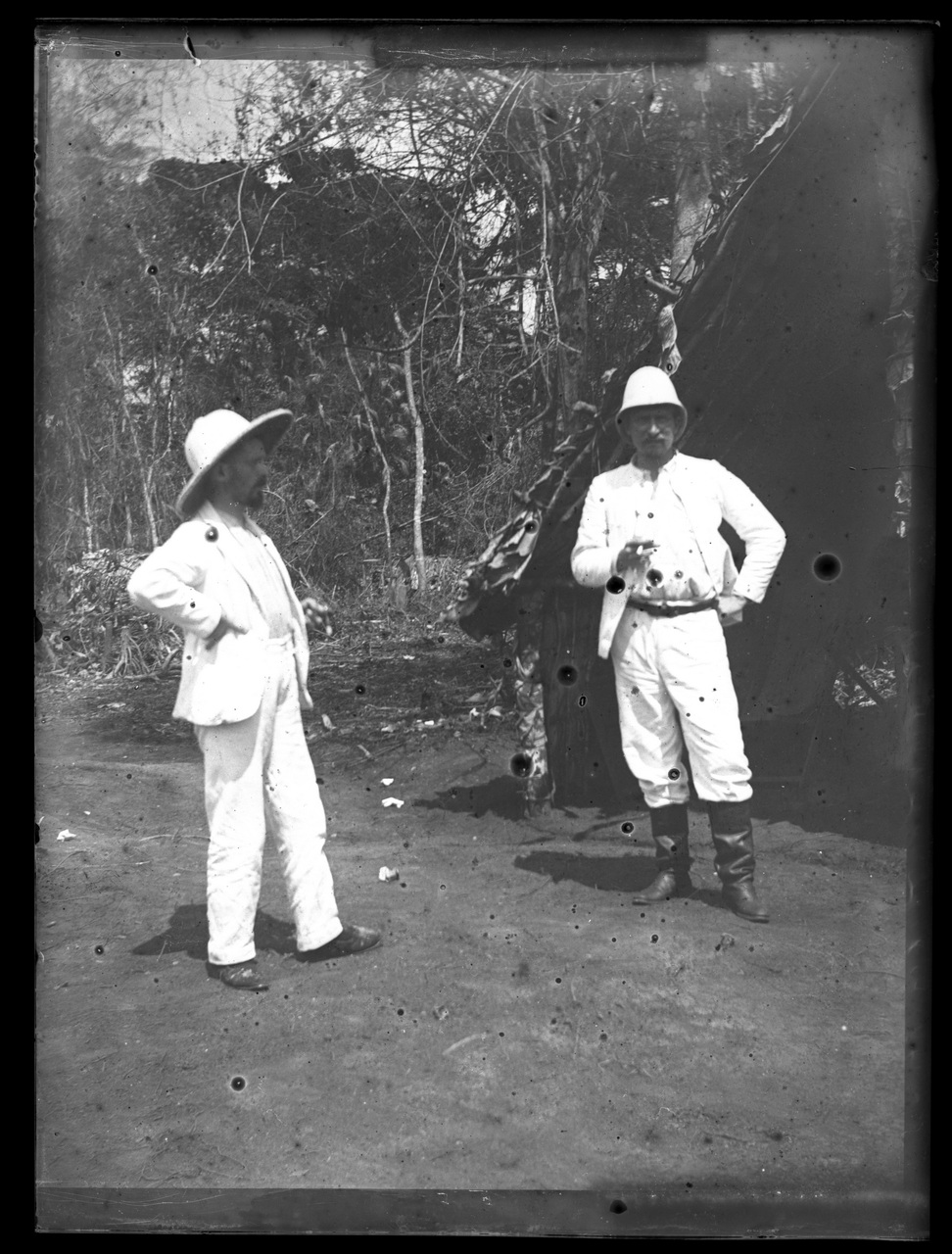 Fotografia coloniale, Colonie belghe, Uomo (negativo) di Giuseppe Carlo Sesti (fine/ inizio XIX-XX)