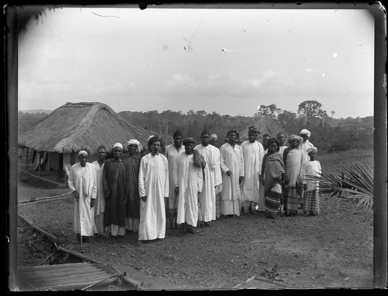 Fotografia coloniale, Colonie belghe, Popoli coloniali, Donna africana, Uomo (negativo) di Giuseppe Carlo Sesti (fine/ inizio XIX-XX)
