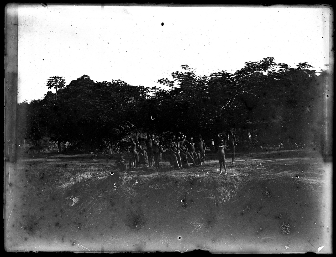 Fotografia coloniale, Colonie belghe, Popoli coloniali, Donne africane, Bambini (negativo) di Giuseppe Carlo Sesti (fine/ inizio XIX-XX)