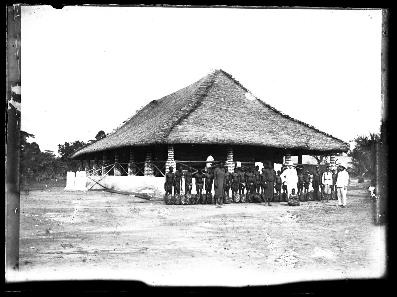 Fotografia coloniale, Colonie belghe, Popoli coloniali, Insediamento, Uomini (negativo) di Giuseppe Carlo Sesti (fine/ inizio XIX-XX)