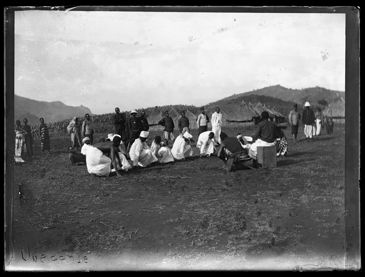 Fotografia coloniale, Colonie belghe, Popoli coloniali, Uomo, Donne africane (negativo) di Giuseppe Carlo Sesti (fine/ inizio XIX-XX)