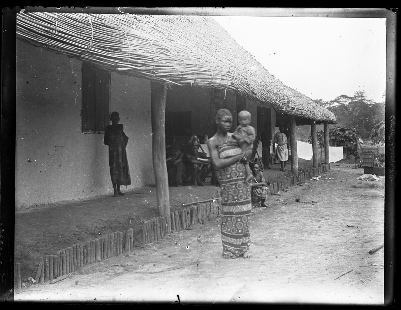Fotografia coloniale, Colonie belghe, Popoli coloniali, Donne africane, Bambini, Truppe coloniali (negativo) di Giuseppe Carlo Sesti (fine/ inizio XIX-XX)