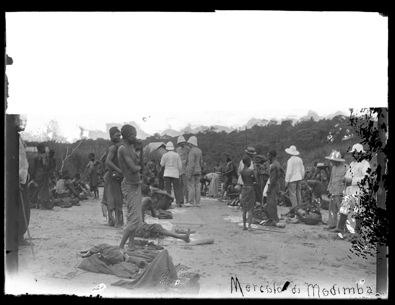 Fotografia coloniale, Colonie belghe, Popoli coloniali, Uomo, Donne africane, Bambini (negativo) di Giuseppe Carlo Sesti (fine/ inizio XIX-XX)