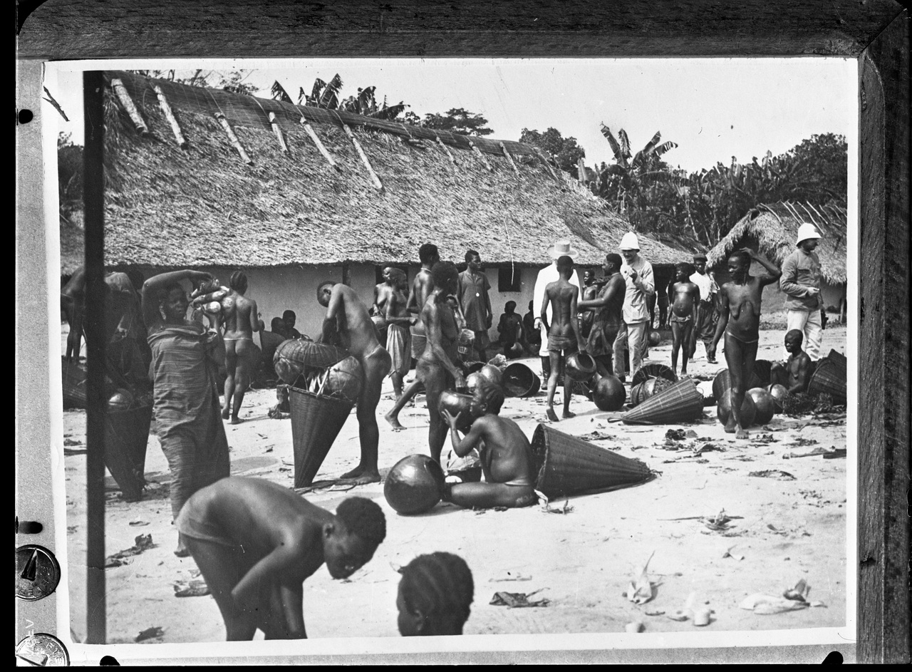 Fotografia coloniale, Colonie belghe, Popoli coloniali, Uomini, Donne africane (negativo) di Giuseppe Carlo Sesti (fine/ inizio XIX-XX)