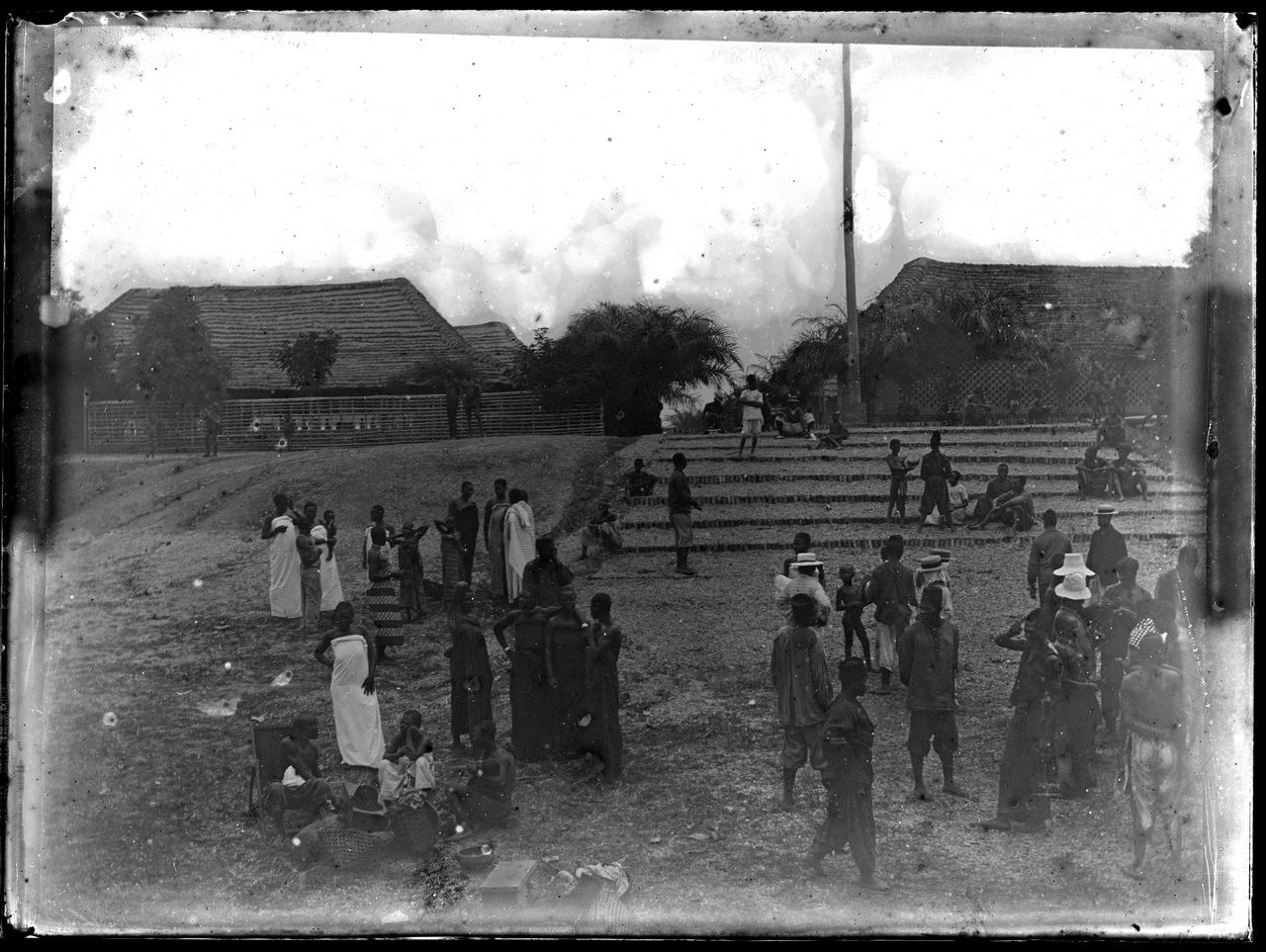 Fotografia coloniale, Colonie belghe, Popoli coloniali, Uomini, Donne africane, Bmabini, Insediamento (negativo) di Giuseppe Carlo Sesti (fine/ inizio XIX-XX)