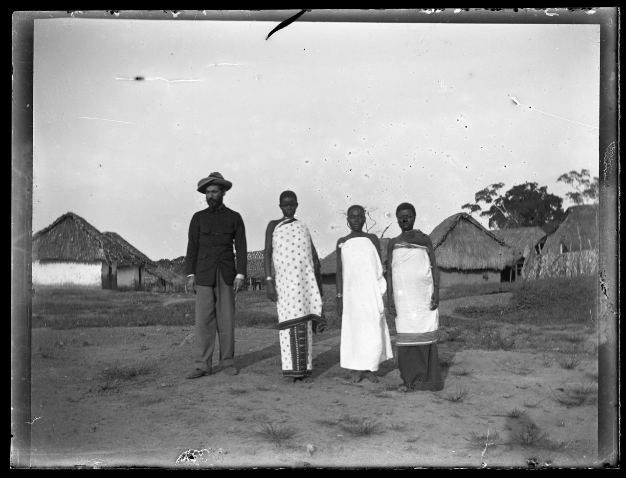 Fotografia coloniale, Colonie belghe, Popoli coloniali, Uomini, Donne africane (negativo) di Giuseppe Carlo Sesti (fine/ inizio XIX-XX)