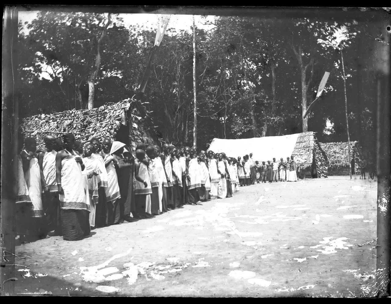 Fotografia coloniale, Colonie belghe, Popoli coloniali, Donne africane, Bambini (negativo) di Giuseppe Carlo Sesti (fine/ inizio XIX-XX)